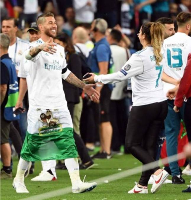 Sergio Ramos a punto de abrazarse con una de las hermanas de Cristiano Ronaldo. Foto AFP