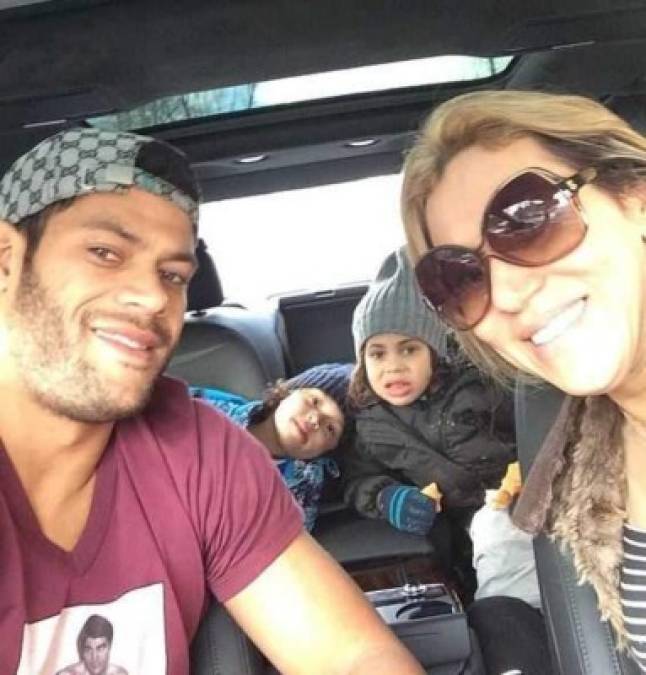 E futbolista brasileño Hulk con su ex esposa Iran y dos de sus hijos, Ian y Tiago.<br/>