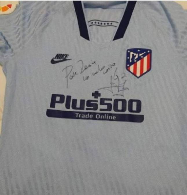 Cerrato describió a Diario Diez su relación con Giménez. Contó que le obsequió esta camisa del equipo colchonero, firmada por el zaguero, cuyos inicios en el equipo y en Selección de Uruguay fueron junto al mítico Diego Godín.