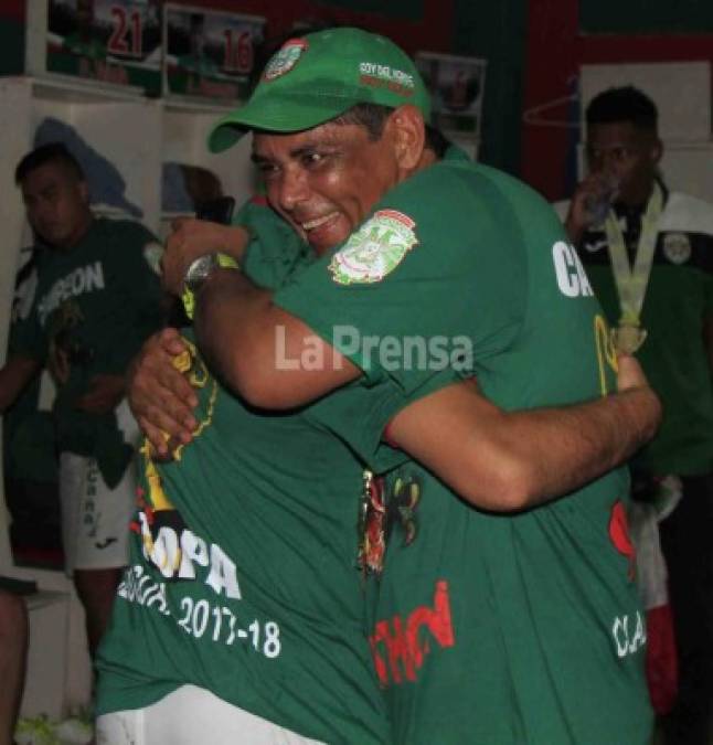 Rolando Peña, gerente deportivo del Marathón, celebrando por todo lo alto el título.