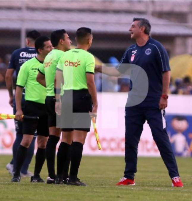 Al medio tiempo del partido en Comayagua, Diego Vázquez le fue a reclamar a los árbitros.