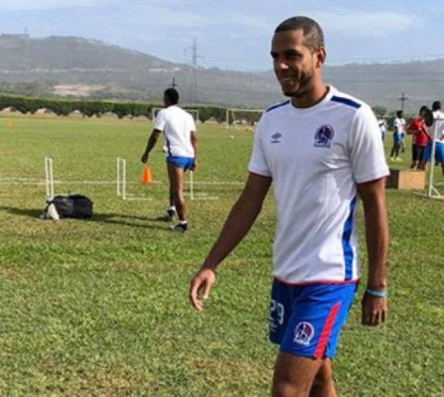 Tras confirmarse su salida del Olimpia, Eddie Hernández es nuevo legionario hondureño ya que es nuevo fichaje del Al-Tai FC de la Segunda División de Arabia Saudita.<br/>
