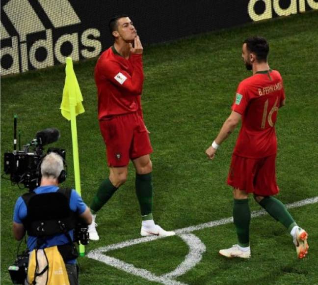 Cristiano Ronaldo hizo este gesto tras su primer gol contra España. Foto AFP
