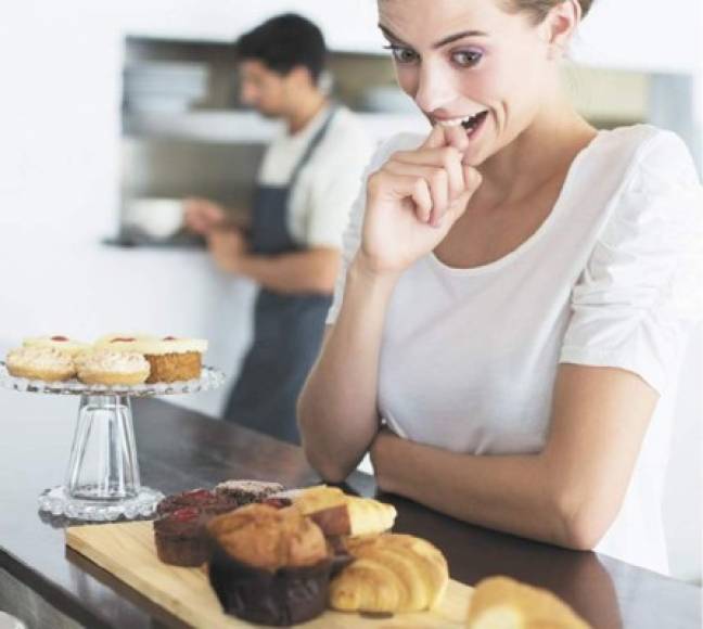 Tener hambre todo el tiempo: El nivel alto de azúcar previene que la glucosa se libere en las células y, como resultado, el organismo no recibe energía y se ve obligado a seguir pidiendo comida una y otra vez.