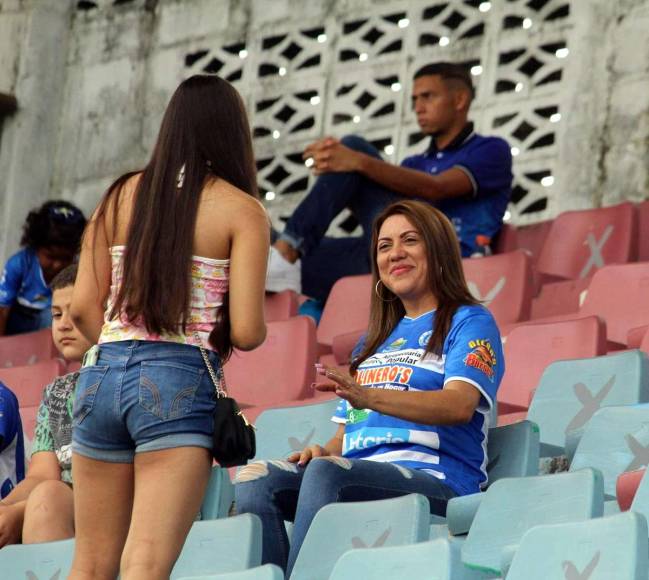 En el estadio Ceibeño también llegaron seguidores del Victoria para presenciar el partido contra el Motagua.
