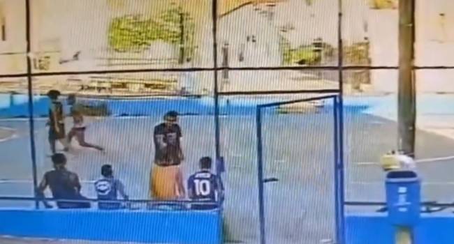 Video del momento en que le disparan en cancha de fútbol