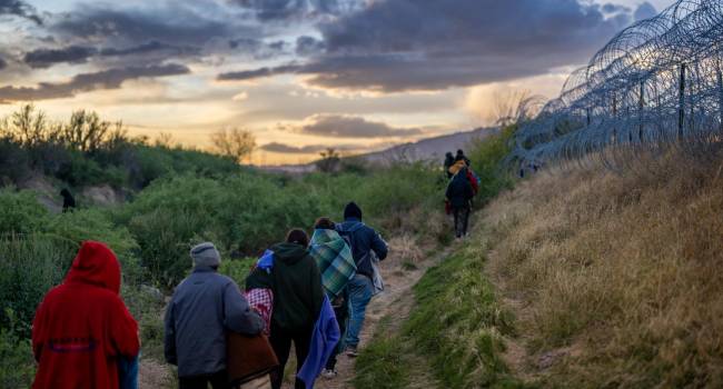 Migrantes buscan ingresar a las fronteras de Estados Unidos en Texas.