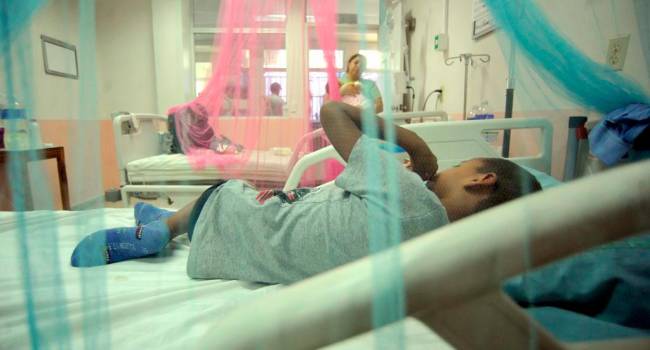 <b><span class=mln_uppercase_mln>Salud.</span></b> Un niño es internado en un hospital por un cuadro de dengue.