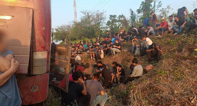 Cientos de migrantes fueron abandonados en autobuses en Veracruz (México).