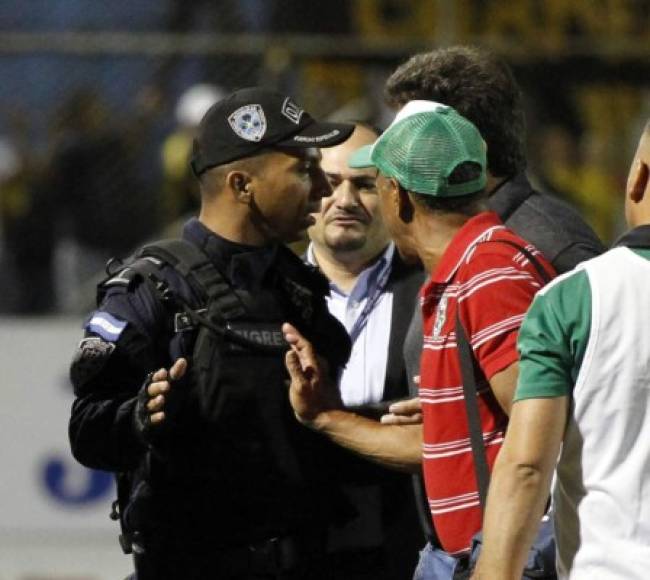 Un miembro de la Policía Nacional intentó calmar a Héctor Vargas, pero el argentino reaccionó de manera lamentable.