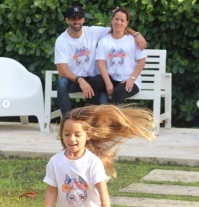 La pareja se mostró más unida que nunca, después de que la semana pasada, López fuera criticada en redes sociales por un baile 'subido de tono' que protagonizó junto al actor Fabián Ríos.