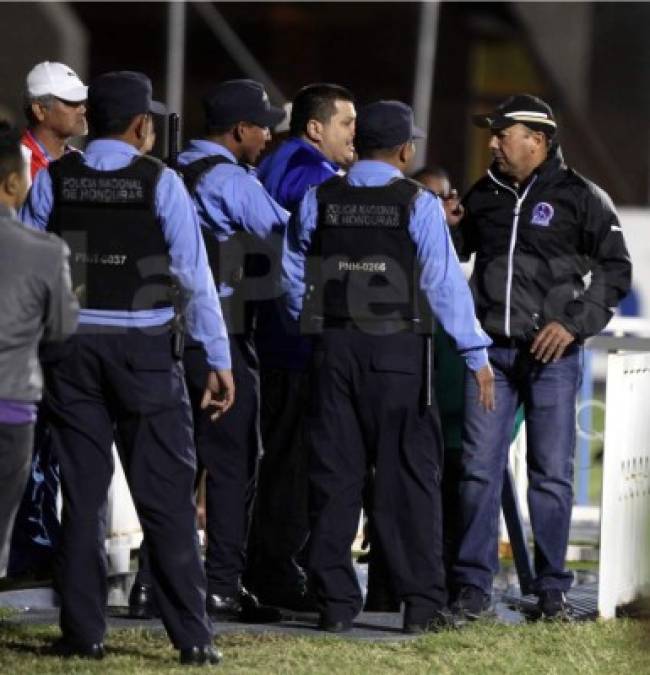 Hasta la Policía Nacional tuvo que intervenir en la pelea.