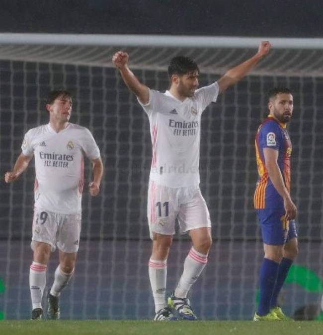 Marco Asensio alzando los brazos en señal de triunfo.