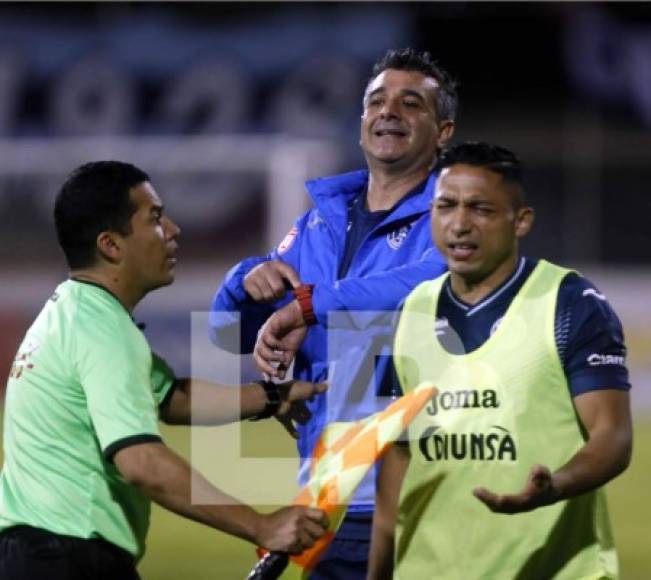 Diego Vázquez le reclamó a Salomón Nazar que sus jugadores estaban perdiendo tiempo en el campo.