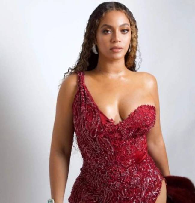 Beyoncé<br/><br/>'Queen B' fue llamada bruja luego de que su ex baterista, Kimberly Thompson, la demandara pidiendo una orden de restricción porque, según ella, Beyoncé practica magia negra con la que es capaz de hacer que abusen sexualmente de sus enemigos, además de que ella y su esposo Jay-Z son parte de los Illuminati. <br/><br/>Como era de esperar el juez desestimó la demanda.<br/><br/>