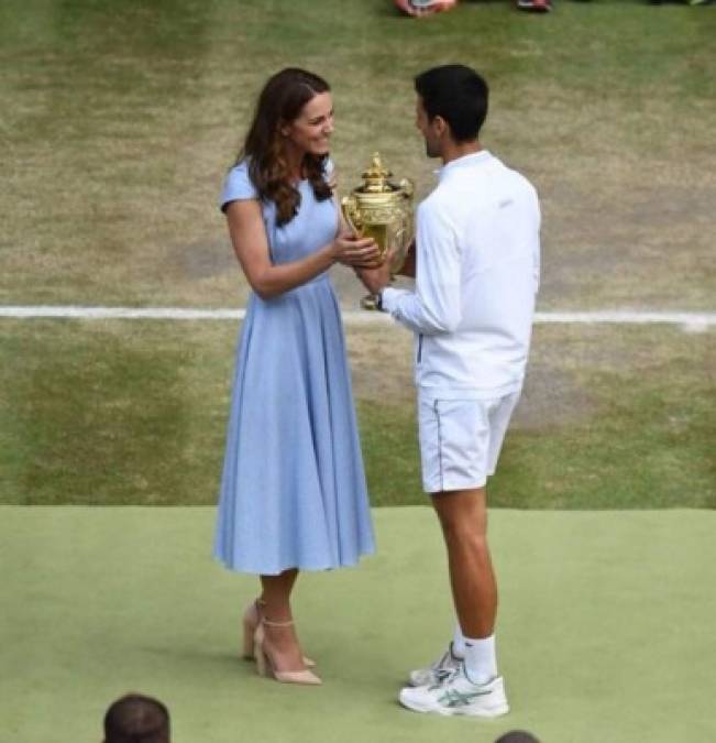 Middleton entregó el trofeo del primer lugar al serbio Novak Djokovic.