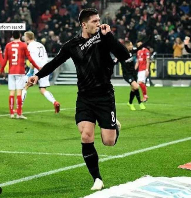 Luka Jovic lo tiene todo a favor para convertirse en una de las grandes estrellas de la próxima década. Jovic es una de las alternativas que maneja el FC Barcelona y Real Madrid para reforzar la delantera de cara a la próxima temporada.<br/>