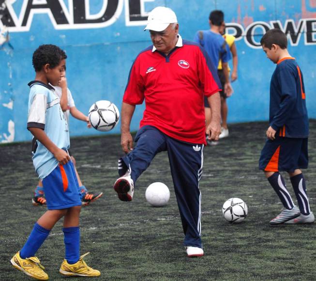 Néstor Matamala ha formado futbolistas desde pequeños en su Academia Juventud Henerma de San Pedro Sula.