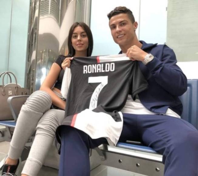 A todas luces se ve una Georgina Rodríguez vive un sueño al lado de Cristiano Ronaldo, pero al ser la novia del mejor futbolista del mundo tiene contras, ya que se informa en los medios españoles que 'Gio' tuvo en el abandonado a su padre quien murió en febrero de este año en Argentina.