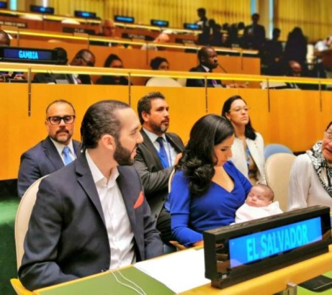 El mandatario salvadoreño llegó esta tarde a la sede de las Naciones Unidas en Nueva York acompañado de su esposa Gabriela y su bebé recién nacida.