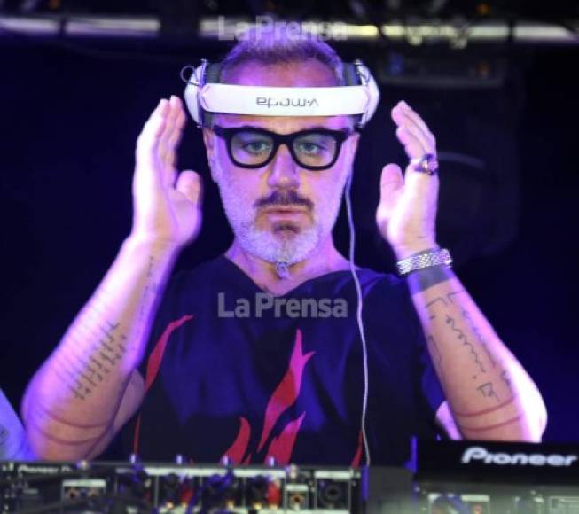 Vacchi decidió ser DJ en sus tiempos libres por diversión. Pero al ver la oportunidad de aumentar sus ganancias el italiano lo tomó en serio.