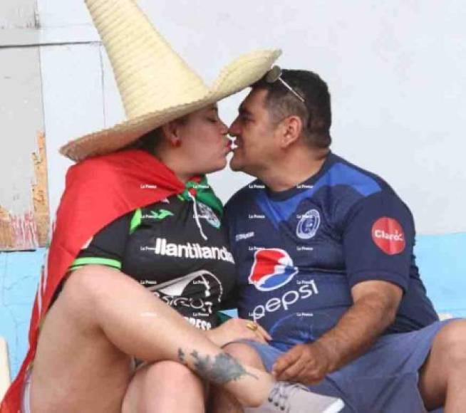 Carlos Posadas y su esposa se dieron su respectivo beso en el sector de silla del estadio Nacional.