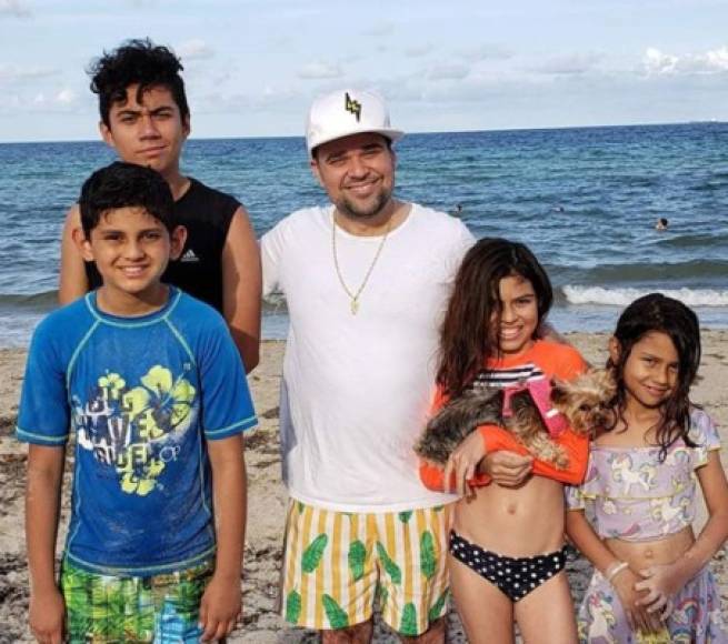 'La familia Cruz en día de playita', escribió junto a una foto en la que posa junto a sus hijos, y la gran ausente es su esposa Natalia.