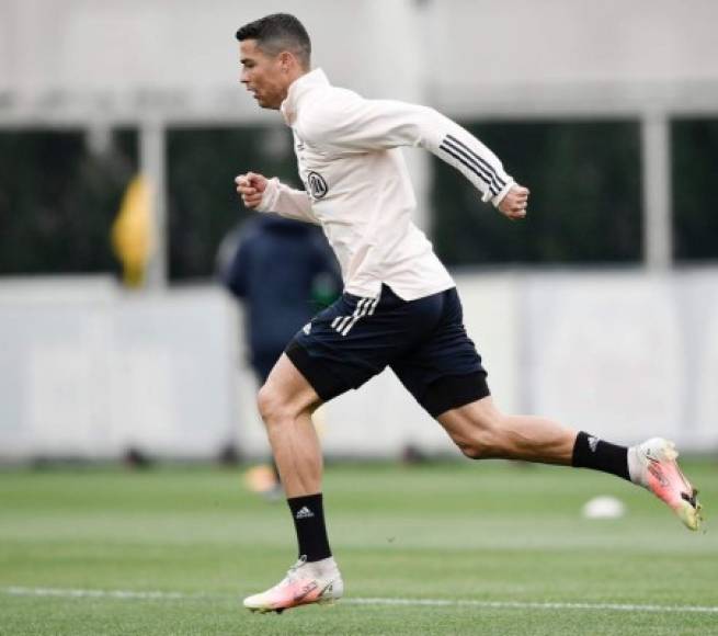 Bombazo. Según medios franceses, en el París Saint Germain ya iniciaron gestiones para contratar al delantero portugués Cristiano Ronaldo, quien habría perdido su lugar de privilegio en Turín tras el arribo de Massimiliano Allegri. Foto Facebook Cristiano Ronaldo.