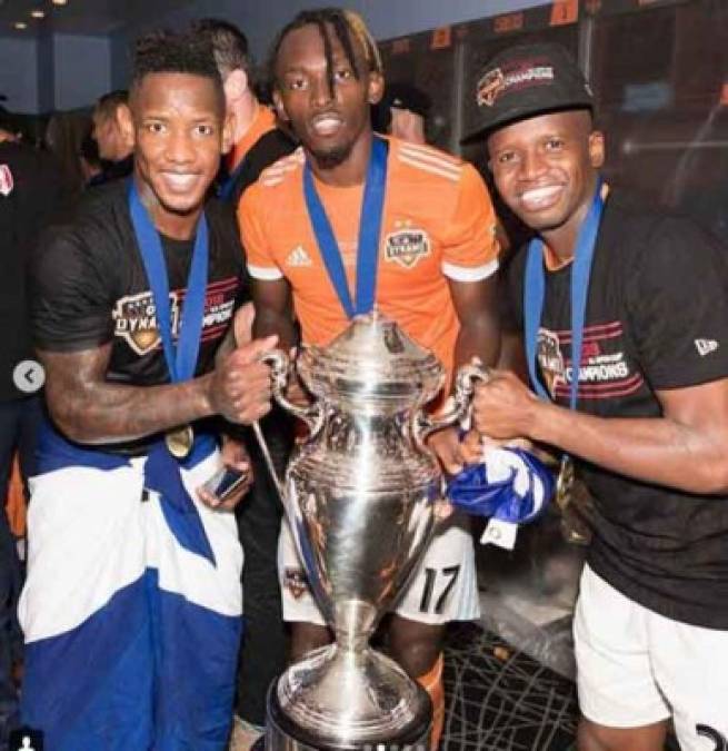 Alberth Elis junto a Romell Quioto y Boniek García celebrando el título de Copa ganado en EUA.