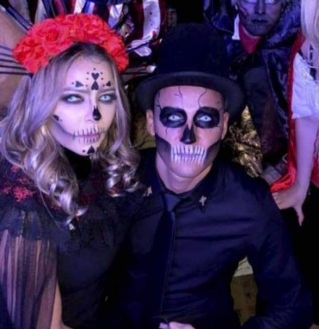 El portero tico Keylor Navas decidió unirse a sus compañeros para la fiesta de Halloween y llegó acompañado de su esposa Andrea Salas. El cancerbero centroamericano fue objeto de críticas en la derrota ya que tuvo que ver en los goles que recibió.