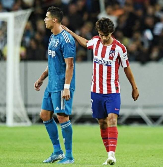 Joao Félix da un espaldarazo a Cristiano Ronaldo en un lance del partido.