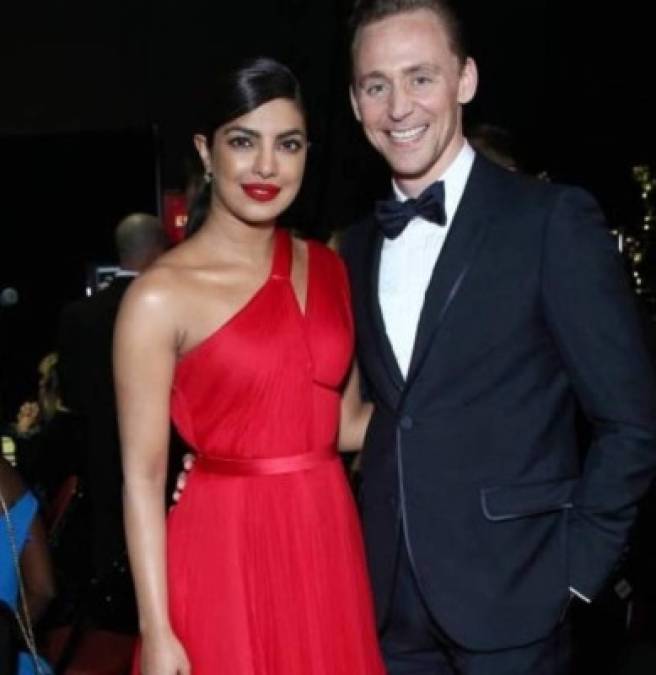 Tom Hiddleston<br/><br/>En la fiesta posterior de Emmy en 2016, se informó que el actor de The Avengers fue visto coqueteando abiertamente con Priyanka Chopra. <br/><br/>Fueron vistos tomados de la mano y tomándose selfies en modo cariñosos.<br/>