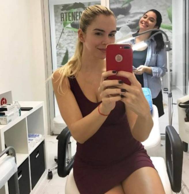 La modelo conoció a Luis Fonsi trabajando en una sesión de fotos.