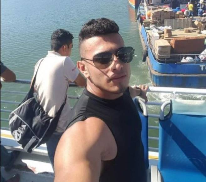 El musculoso joven y según su perfil, atendía un negocio llamado Moto Repuestos en San Pedro Sula.