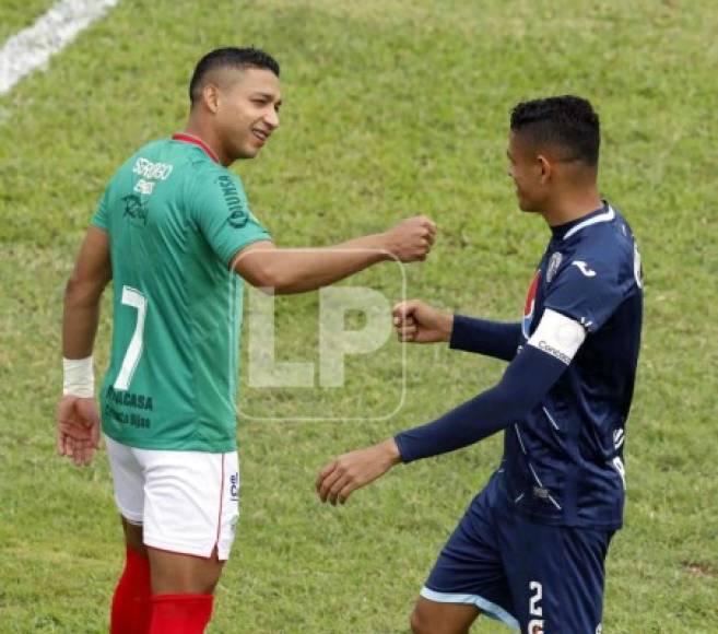 Emilio Izaguirre saludando a su excompañero Juan Pablo Montes antes del inicio del juego.