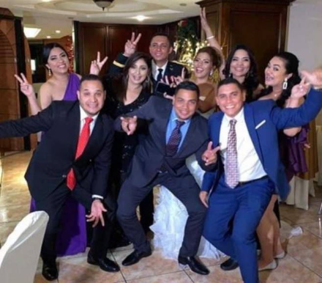 La periodista Ariela Cáceres y su esposo Denis Andino también fueron parte de la celebración por el nuevo enlace.