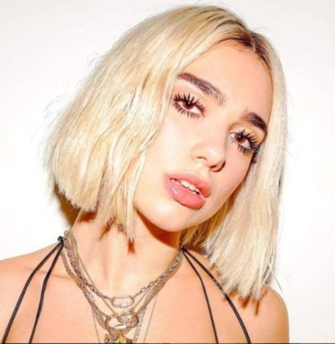 Su fascinación por las pelucas ha hecho que Dua Lipa sea el centro de atención en los principales medios de comunicación mundial. Su última 'transformación' a rubia, detonó la polémica en las redes sociales, pero tranquilos se trata de la promoción de su nueva canción llamada Electricity que saldrá este fin de semana como parte del relanzamiento de su disco debut 'Dua Lipa' versión doble disco.