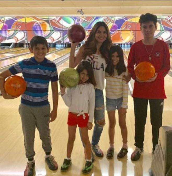 Natalia por su parte, colgó en su cuenta de Instagram un mensaje y una foto junto a sus hijos.