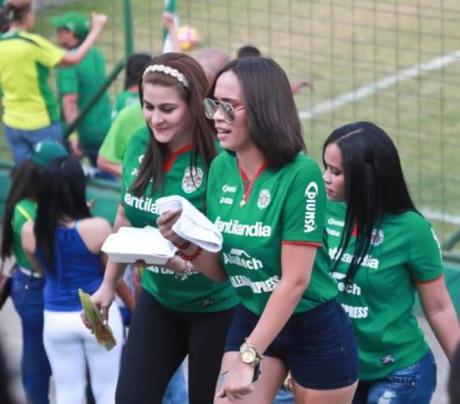Bellas aficionadas del Marathón apoyando a su equipo ante Honduras Progreso.