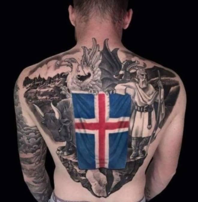 Tras la Eurocopa, Aron Gunnarsson sumó un tatuaje más: el escudo y la bandera de Islandia en toda su espalda.