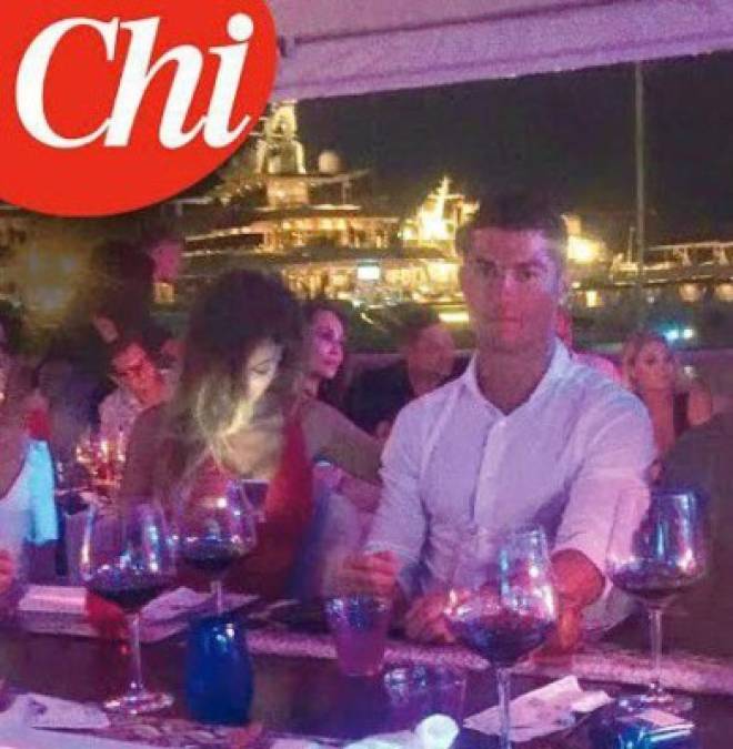 La chica y CR7 fueron pillados de noche en Ibiza, antes de que el jugador tomará vuelo rumbo a Estados Unidos en donde se encuentra en la actualidad.