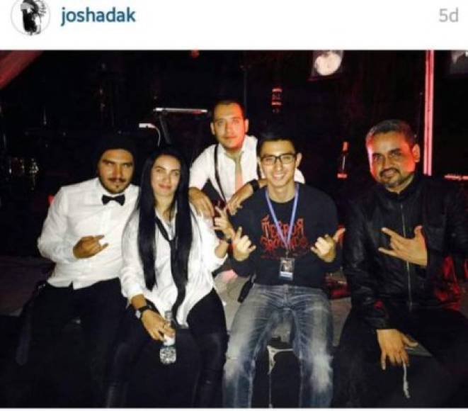 El joven Adoraim se mantiene activo en redes sociales, su instagram privado @Joshadak es un cofre de sus viajes por el mundo y sus privilegios como hijo mayor del líder de la poderosa iglesia 'La Luz del Mundo'. <br/><br/>Esta imagen causó controversia por la polémica señal que hace con sus manos.