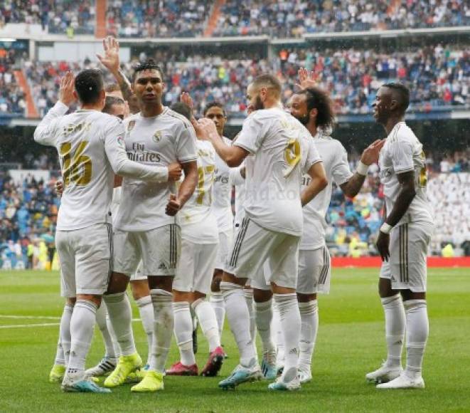 Los jugadores del Real Madrid celebrando el segundo gol de Benzema.