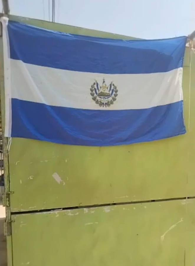 Esta es la bandera salvadoreña que han puesto en Tixila, Gualcinse.