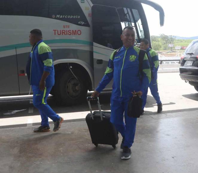 El entrenador del Olancho FC, Humberto Rivera, dio declaraciones antes de partir a Costa Rica: “Esperamos que lleguemos sin problemas, a la espera de jugar el primer partido y hacerlo de la mejor manera posible. Lo tomamos de la mejor manera posible porque no solo representamos a Olancho, sino a toda Honduras”