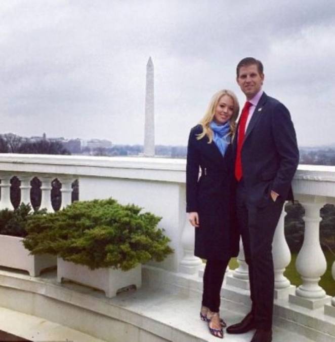 La joven compartió esta imagen en su cuenta de Instagram, donde aparece junto a su hermano Eric en la azotea de la Casa Blanca.