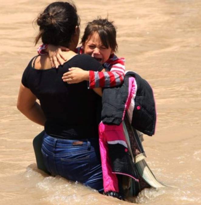 Las autoridades estadounidenses advierten a los migrantes centroamericanos no exponer a sus hijos a cruzar el peligroso caudal del río para evitar tragedias.