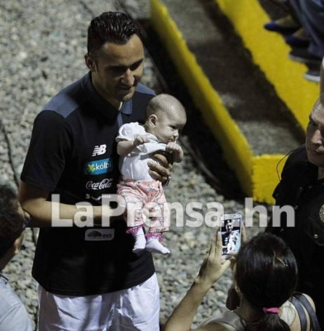 Keylor Navas sujenatdo a la pequeña, su padre es seguidor del FC Barcelona.