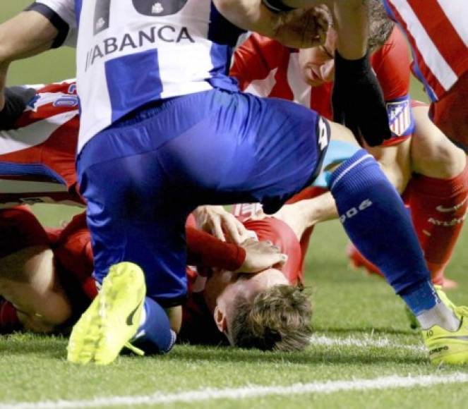 Los futbolistas de ambos equipos trataron de que Fernando Torres no se tragara la lengua.