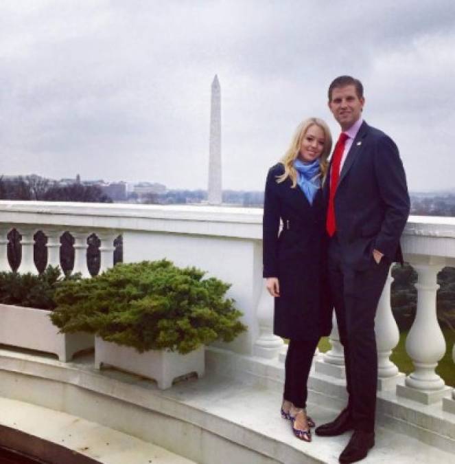 Tiffany Trump posó junto a su hermano mayor, Eric, en la terraza de la Casa Blanca.